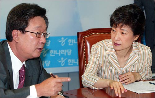 박근혜 대표와 강재섭 원내대표가 16일 국회에서 열린  한나라당 상임운영위원회의에서 무언가를 논의하고 있다. 